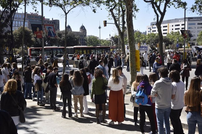 Archivo - Colas para acceder al recinto habilitado para libros y rosas durante la Diada de Sant Jordi de 2021 en la plaza Catalunya de Barcelona.