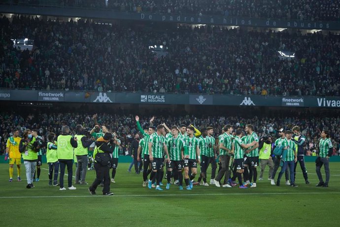 Archivo - Jugadores del Real Betis celebran el pase a la final de la Copa del Rey 2021-2022, tras vencer en la eliminatoria ante el Rayo Vallecano. 