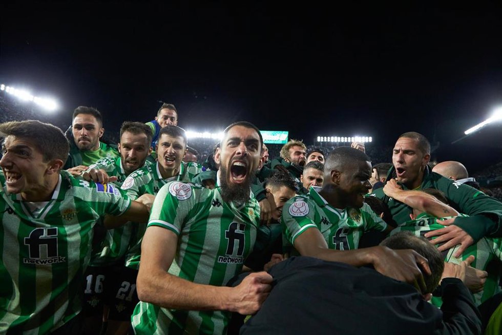 Archivo - Jugadores del Real Betiscelebran un gol en la vuelta de las semifinales de Copa del Rey 2021-2022 ante el Rayo Vallecano.