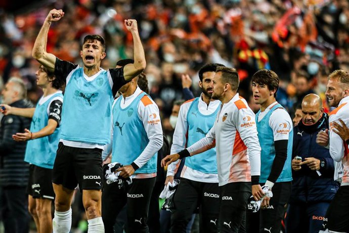 Archivo - Jugadores del Valencia CF celebran la victoria en semifinales ante el Athletic Club de la Copa del Rey 2021-2022.