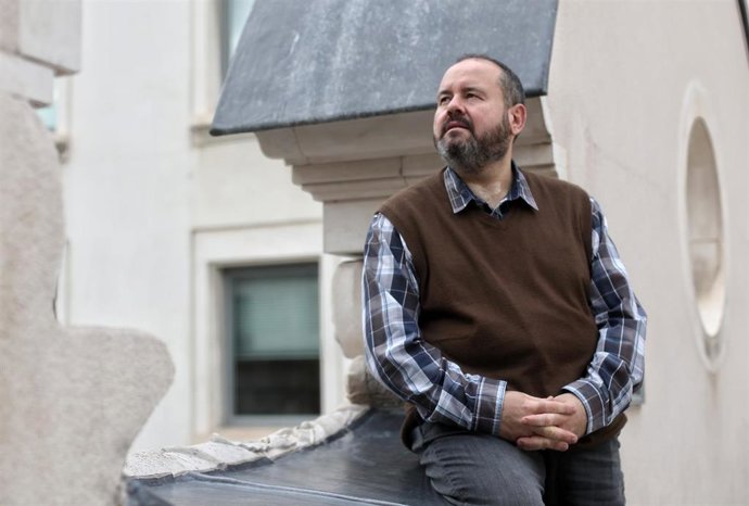 Archivo - El portavoz de educación de Unidas Podemos en el Congreso, Joan Mena, posa tras una entrevista para Europa Press en la Cámara Baja, en Madrid (España), a 25 de noviembre de 2020.