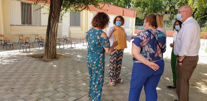 El Ayuntamiento de Sevilla destina casi 140.000 euros a mejorar patios, zonas de juego y pistas en seis centros educativos.