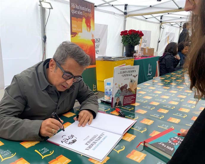 Andreu Buenafuente firmando libros en el Sant Jordi 2020