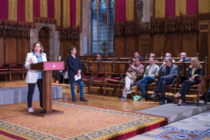 L'alcaldessa de Barcelona, Ada Colau, durant el seu discurs en l'esmorzar de Sant Jordi de l'Ajuntament, al costat de la vicepresidenta Yolanda Díaz i el ministre Joan Subirats