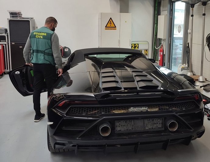 La Guardia Civil recupera un Lamborghini robado en Santa Pona.