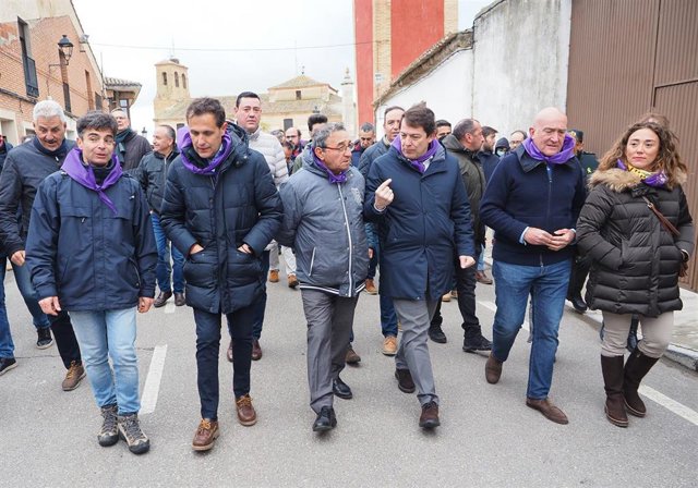 Representantes políticos en su camino al acto institucional en la Casa de la Cultura de Villalar de los Comuneros