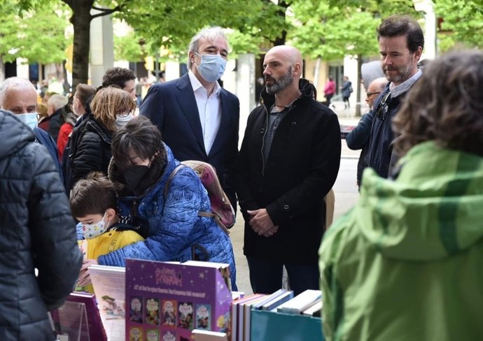 El alcalde de Zaragoza y presidente del PP-Aragón, Jorge Azcón, en la Feria del Libro de Zaragoza 2022.
