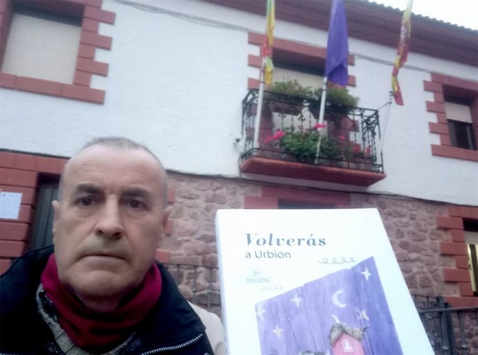 Archivo - Julio Arnaiz presenta su primera novela, 'Volverás a Urbión', en el Consultorio de Camprovín el sábado