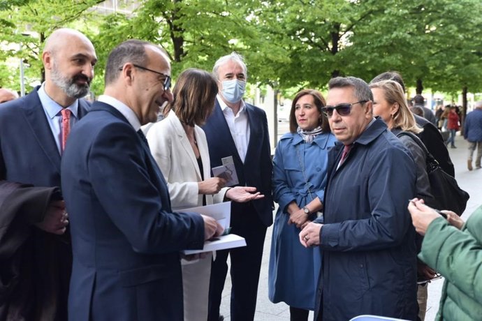 Autoridades de instituciones aragonesas en la Feria del Libro de Zaragoza 2022, en el paseo de la Independencia.
