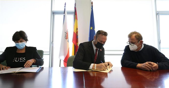 El consejero de Desarrollo Rural, Ganadería, Pesca, Alimentación y Medio Ambiente, Guillermo Blanco, firma la renovación del convenio de colaboración entre el Gobierno y la Asociación de Raza Tudanca