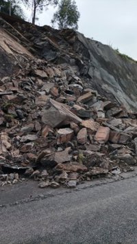 Un desprendimiento corta la A-8, en el límite entre Bizkaia y Cantabria, en dirección Santander