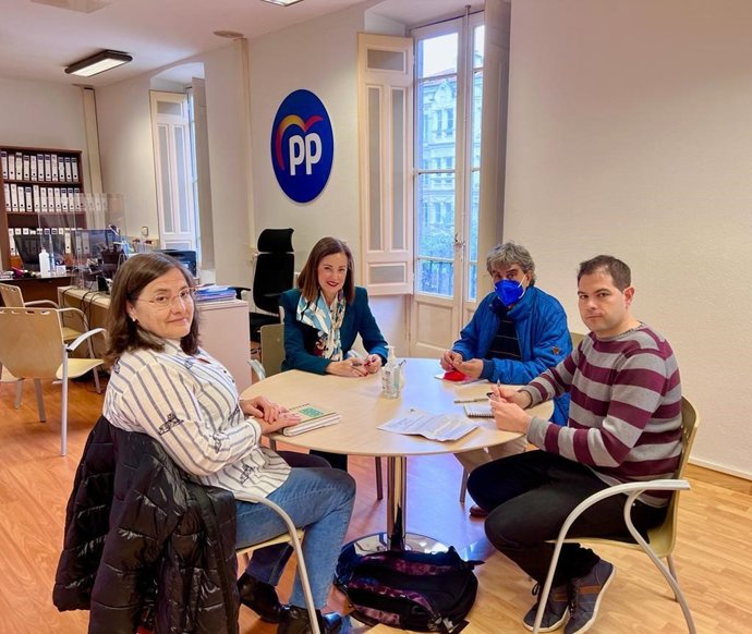 La portavoz municipal del PP en Torrelavega, Marta Fernández Teijeiro, se reúne con miembros de la Mesa de Movilidad del Besaya