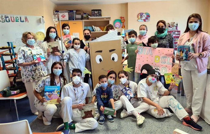 El Hospital de Valme celebra el Día del Libro compartiendo con sus niños "el secreto de los cuentos".