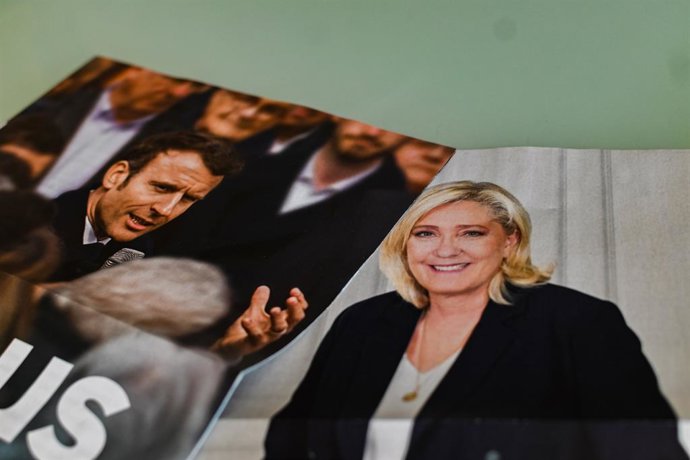Cartells electorals d'Emmanuel Macron i Marine Le Pen abans de la segona volta