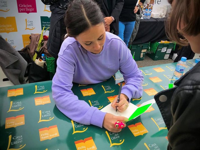 La cantante Rigoberta Bandini firma su libro 'Vértigo' en el Sant Jordi 2022 en Barcelona