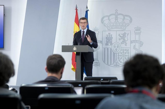 El presidente nacional del PP, Alberto Núñez Feijóo, comparece tras la reunión con el presidente del Gobierno, en La Moncloa, a 7 de abril de 2022, en Madrid (España). 