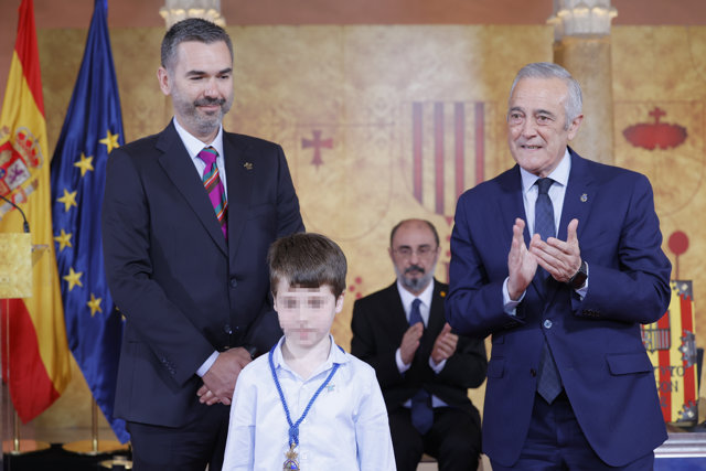 (I-D) El presidente de la asociación de padres y madres de niños con cáncer Aspanoa, Gabriel Tirado; uno de los niños de la asociación Aspanoa, y el presidente de la Cortes de Aragón, Javier Sada.