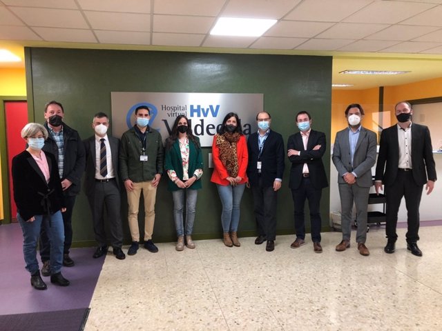 Foto de familia de las delegaciones cántabra y navarra durante su visita al Hospital Virtual ValdecillA
