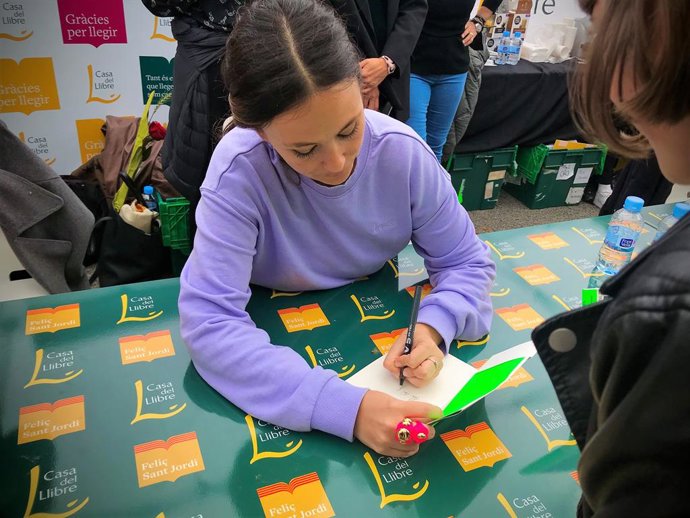 La cantant Rigoberta Bandini signa el seu llibre 'Vértigo' durant el Sant Jordi del 2022, a Barcelona