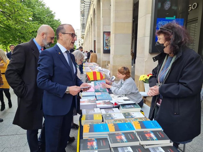 El consejero de Educación, Cultura y Deporte, Felipe Faci, visita los stand instalados en el paseo de la Independencia