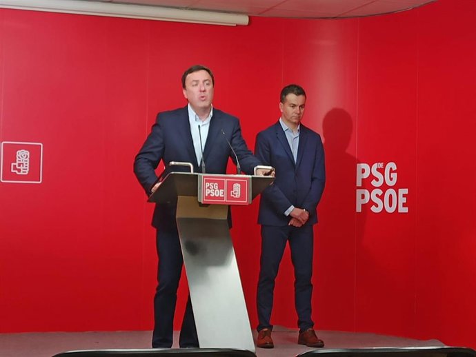 El secretario xeral del PSdeG, Valentín González Formoso, y el portavoz del PSOE en el Congreso, Héctor Gómez