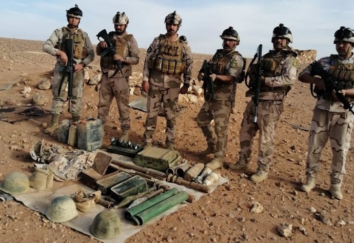 Militares iraquíes con material incautado a Estado Islámico