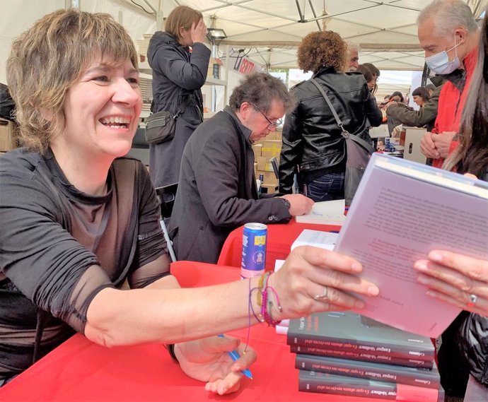 L'escriptora Empar Moliner durant la seva signatura de llibres el dia de Sant Jordi del 2022, a Barcelona