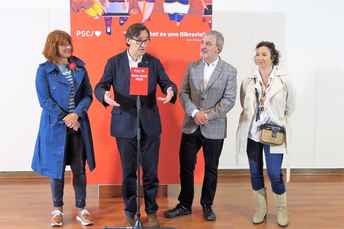 Laia Bonet, Salvador Illa, Jaume Collboni y Alícia Romero (PSC) en el Sant Jordi 2022 en Barcelona