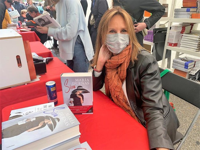 L'escriptora María Dueñas signant llibres durant el Sant Jordi del 2022, a Barcelona