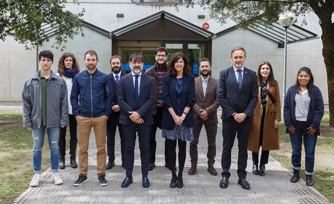 Personas premiadas, profesorado y responsables de la Facultad.