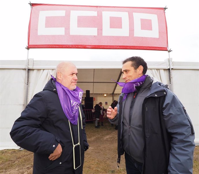 Unai Sordo (izquieda) charla con el líder de CCOO en Castilla y León, Vicente Andrés.