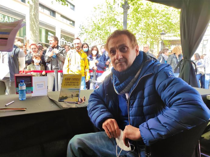 L'escriptor Albert Espinosa durant la Diada Sant Jordi del 2022, a Barcelona