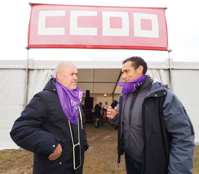 Unai Sordo (izquieda) charla con el líder de CCOO en Castilla y León, Vicente Andrés.