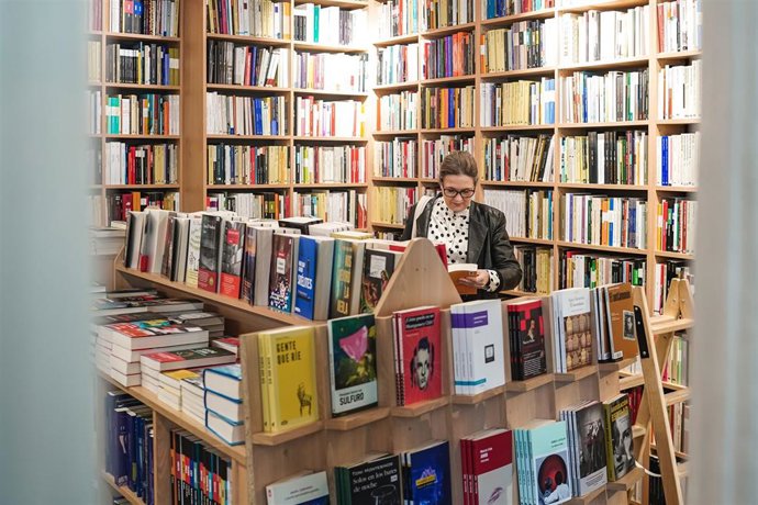 La consejera de Cultura, Turismo y Deporte, Marta Rivera de la Cruz, en la librería Antonio Machado.