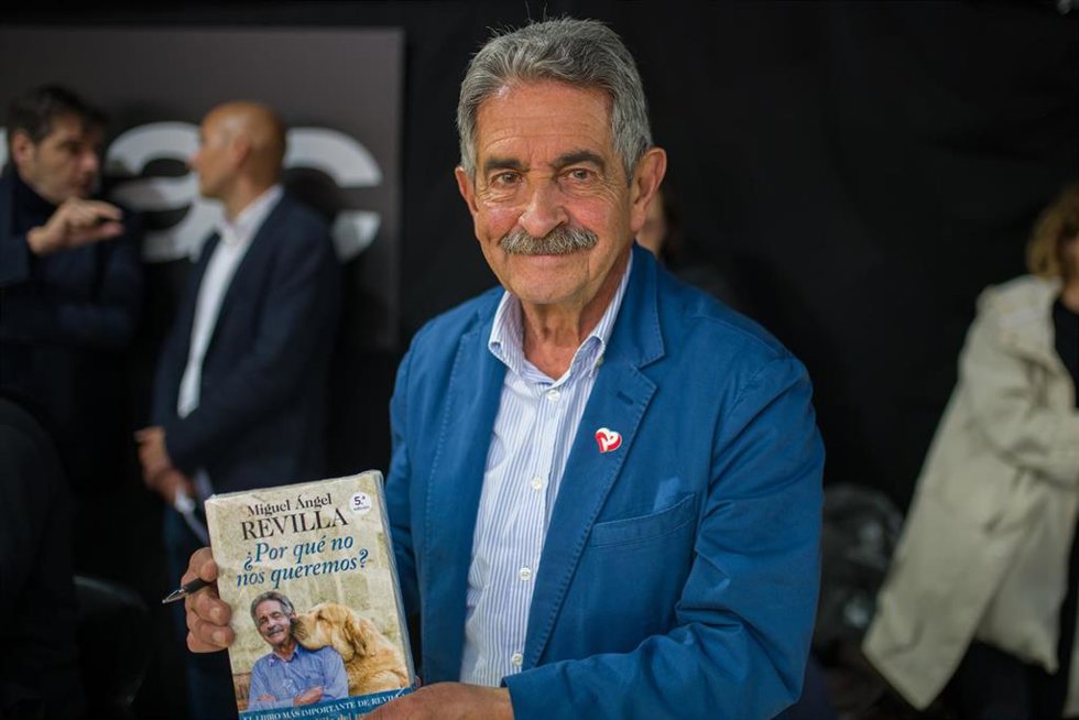 El presidente de Cantabria, Miguel Ángel Revilla, durante la firma de libros por Sant Jordi en Barcelona