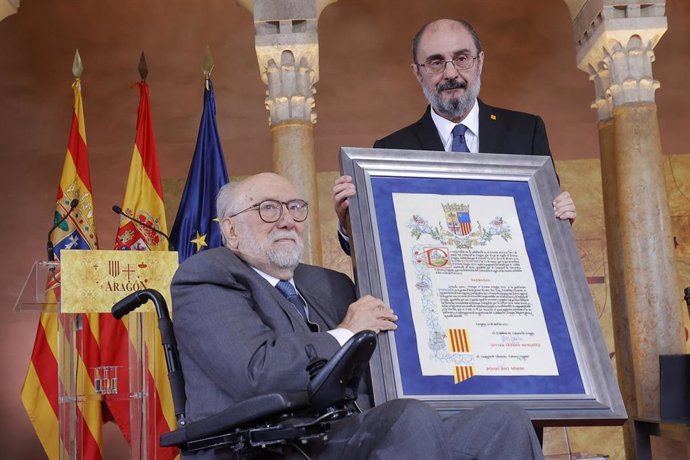 El presidente de Aragón, Javier Lambán, junto a  Eloy Fernández Clemente 