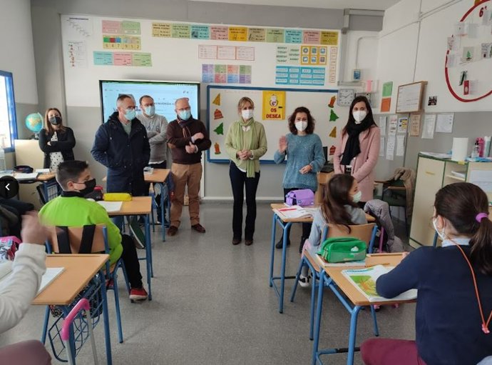 Visita de la delegada territorial de Educación y Deporte en Córdoba, Inmaculada Troncoso, al CEIP 'Nuestra Señora del Rosario' de Fuente-Tójar (Córdoba)