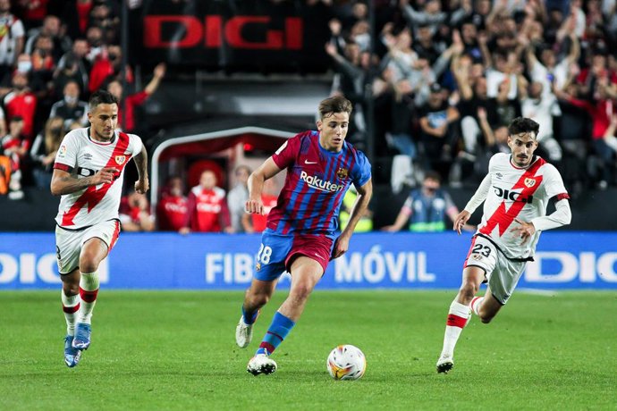 Archivo - Oscar Trejo of Rayo Vallecano, Nico Gonzalez of FC Barcelona and Oscar Valentin of Rayo Vallecano in action during La Liga football match played between Rayo Vallecano and FC Barcelona at Vallecas stadium on October 27th, 2021 in Madrid, Spain.