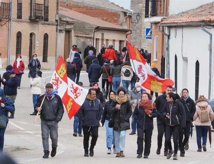 Personas visitando Villalar de los Comuneros durante el Día de Castilla y León