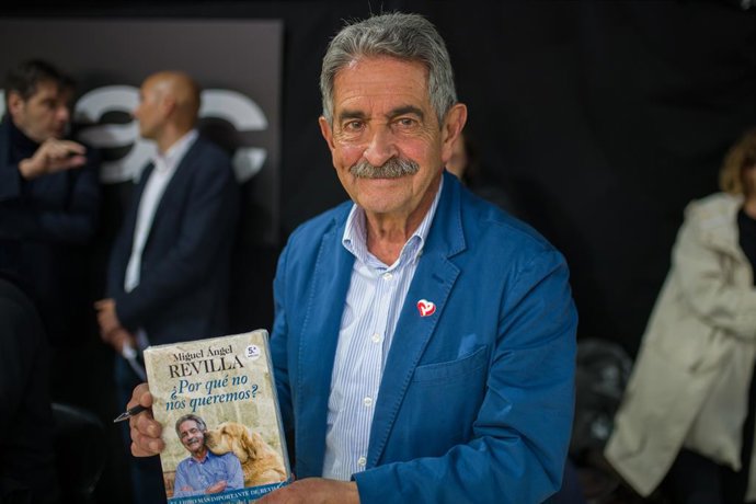 El president de Cantbria, Miguel Ángel Revilla, durant la signatura de llibres per Sant Jordi a Barcelona