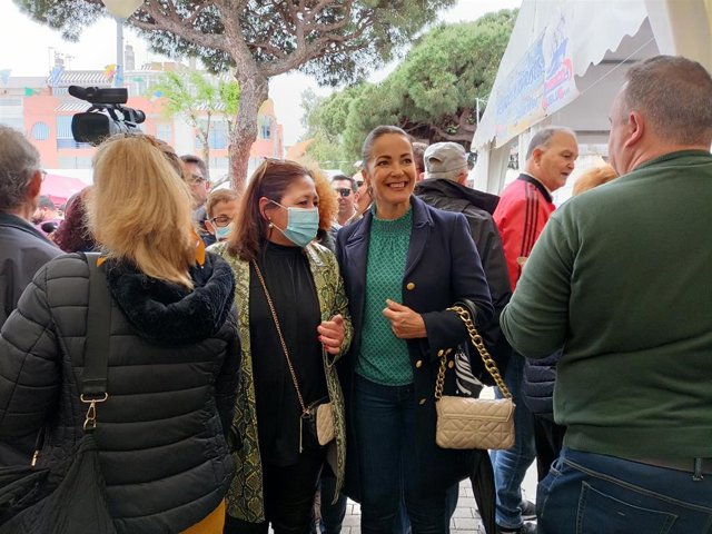 La delegada territorial de Turismo de la Junta en Huelva, María Ángeles Muriel, durante su visita, en compañía de la alcaldesa de Punta Umbría, Aurora Águedo Borrero, a la XXVI edición de la Feria Nacional de la Gamba, la Chirla y el Boquerón.