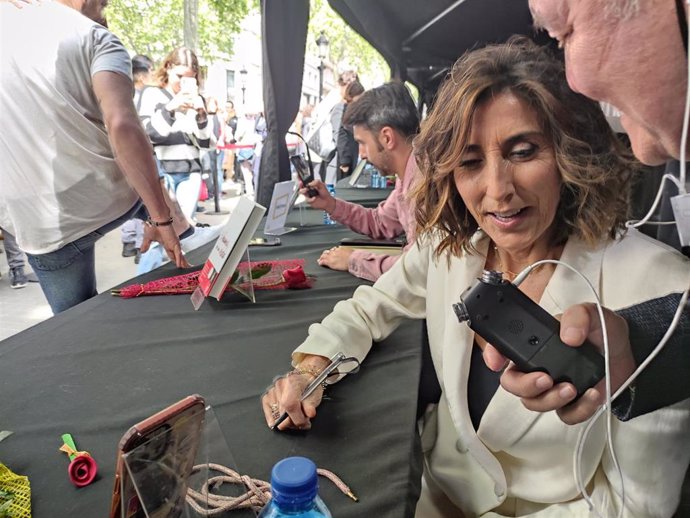 La actriz, presentadora de televisión y escritora Paz Padilla durante la Diada de Sant Jordi