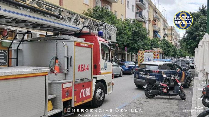 Dos hospitalizados tras el incendio de una vivienda en una cuarta planta en Sevilla