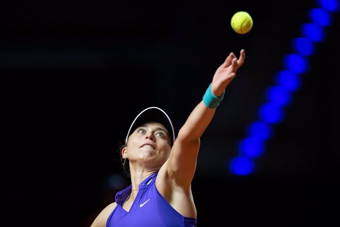 23 April 2022, Baden-Wuerttemberg, Stuttgart: Spanish tennis player Paula Badosa in action against Belrus's Aryna Sabalenka during their women's singles semifinal match at the Porsche Tennis Grand Prix 2022. Photo: Silas Stein/dpa