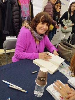 La escritora y periodista Rosa Montero firma un libro durante la Diada de Sant Jordi