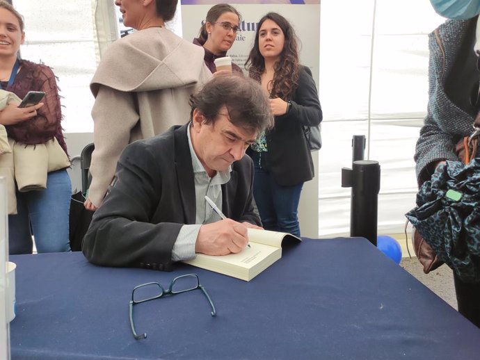 L'escriptor Javier Cercas signa llibres durant la Diada de Sant Jordi