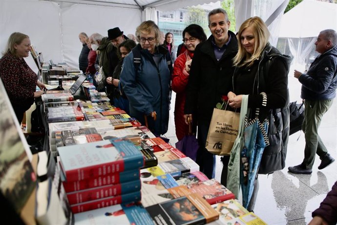 El vicepresidente de Cantabria, Pablo Zuloaga, en la feria por el Día del Libro en Santander