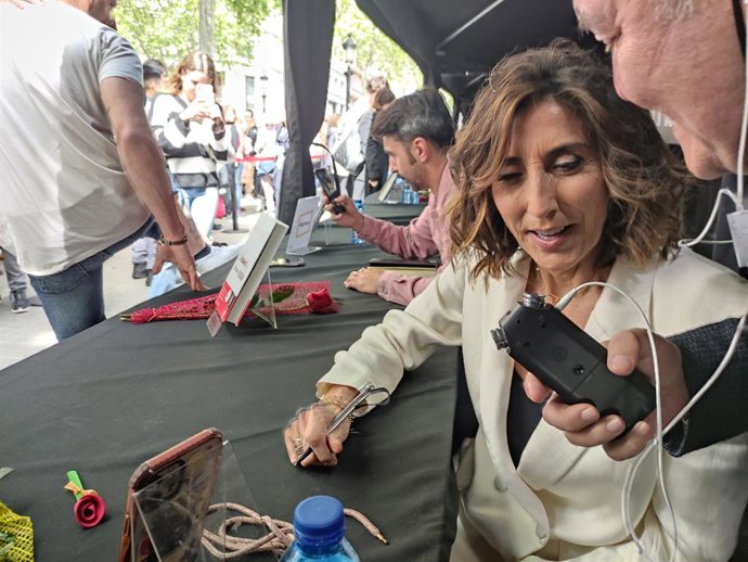 L'actriu, presentadora de televisió i escriptora Paz Padilla durant la Diada de Sant Jordi