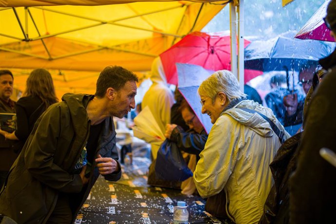 El periodista Manel Alías durant la seva signatura de llibres a Barcelona per Sant Jordi