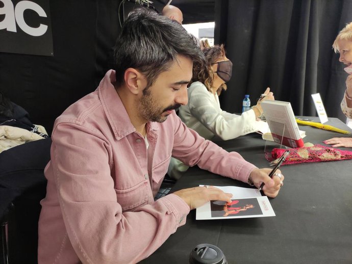 El cantant de rap Rayden signa un llibre durant la Diada de Sant Jordi